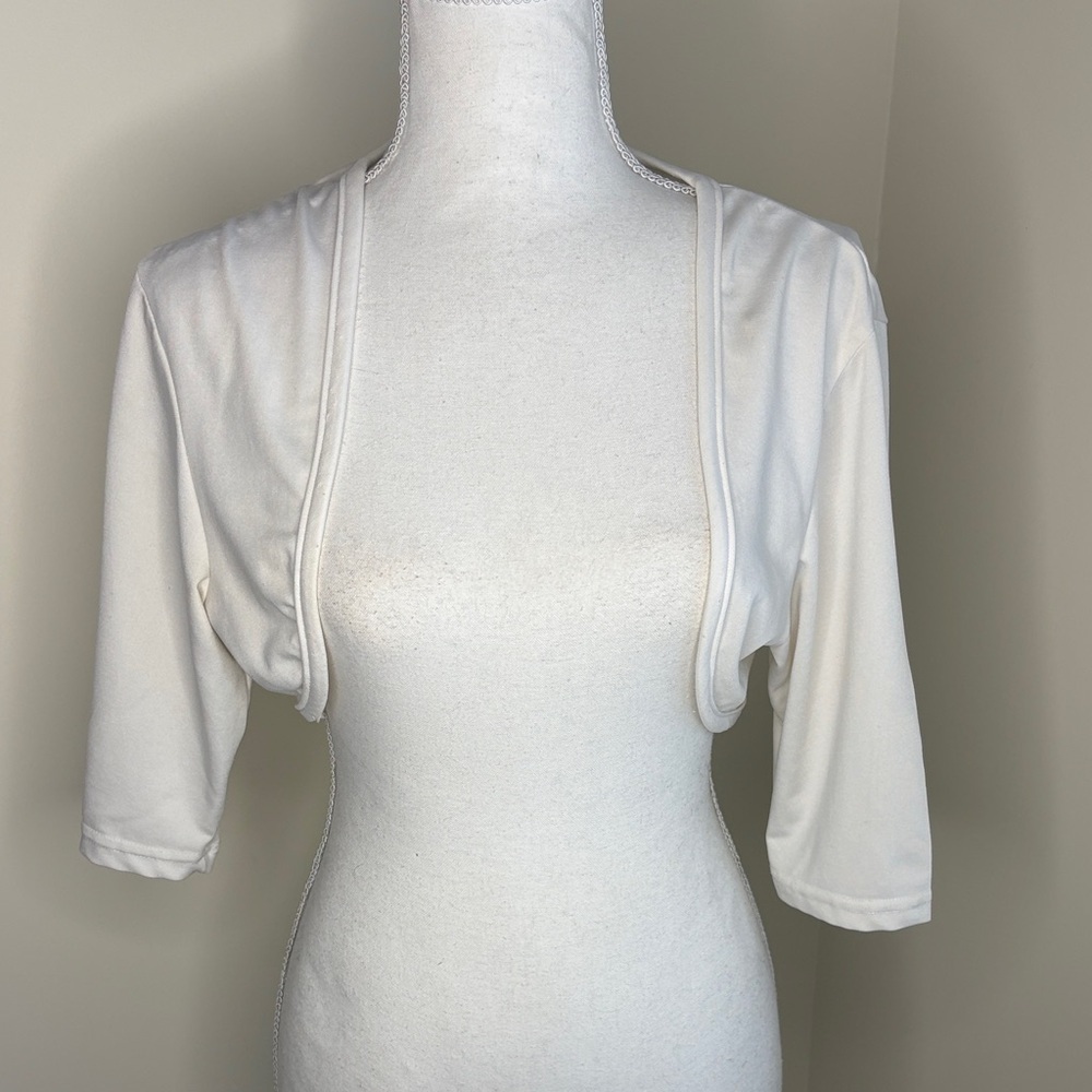 Younique White Shrug/Bolera. Child’s Large